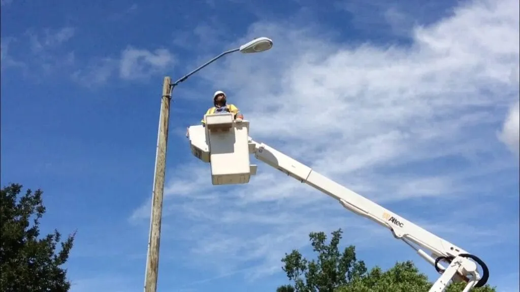 maintenance of solar light poles