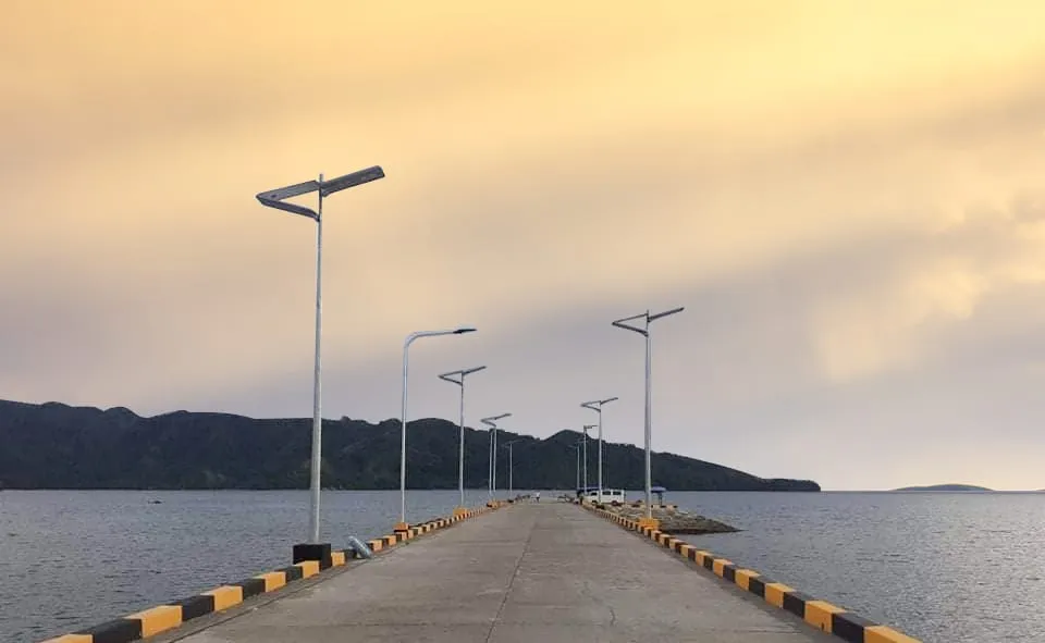 Solar street light components diagram: panel, LED luminaire, LiFePO4 battery, MPPT controller, pole Solar street light components diagram (panel, LED luminaire, battery, controller, pole)