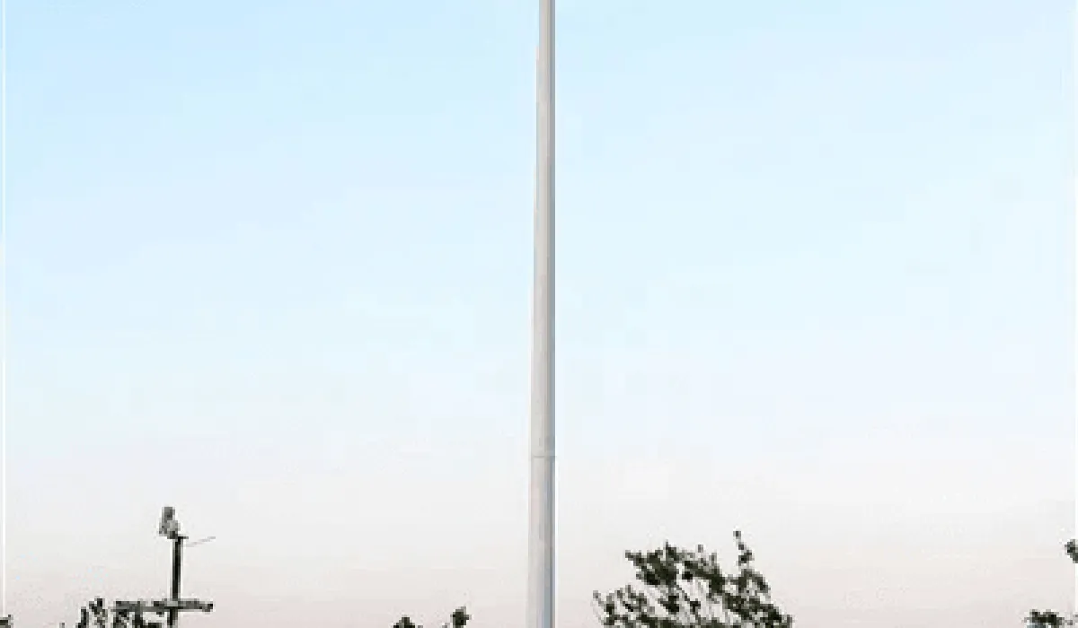 High mast street light pole with multi-luminaire mounting frame