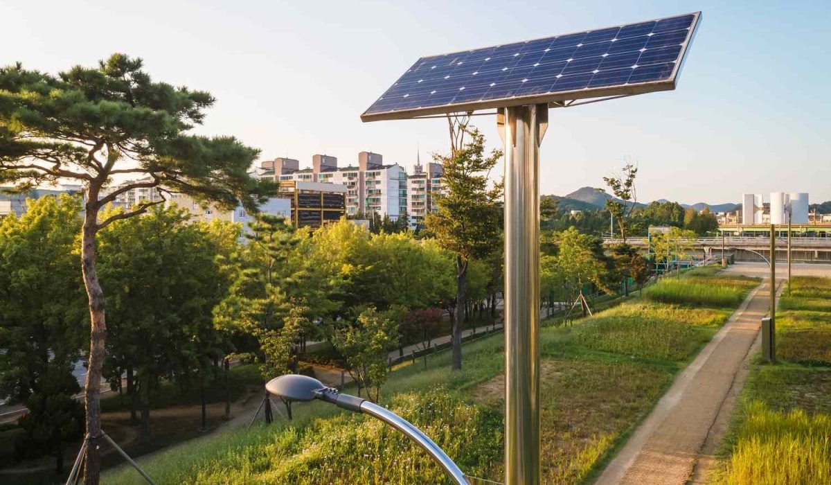 solar-battery-and-lantern-in-park-close-up-side-view--1278723493-62ab2d005551488a9deba315f4e5b91b