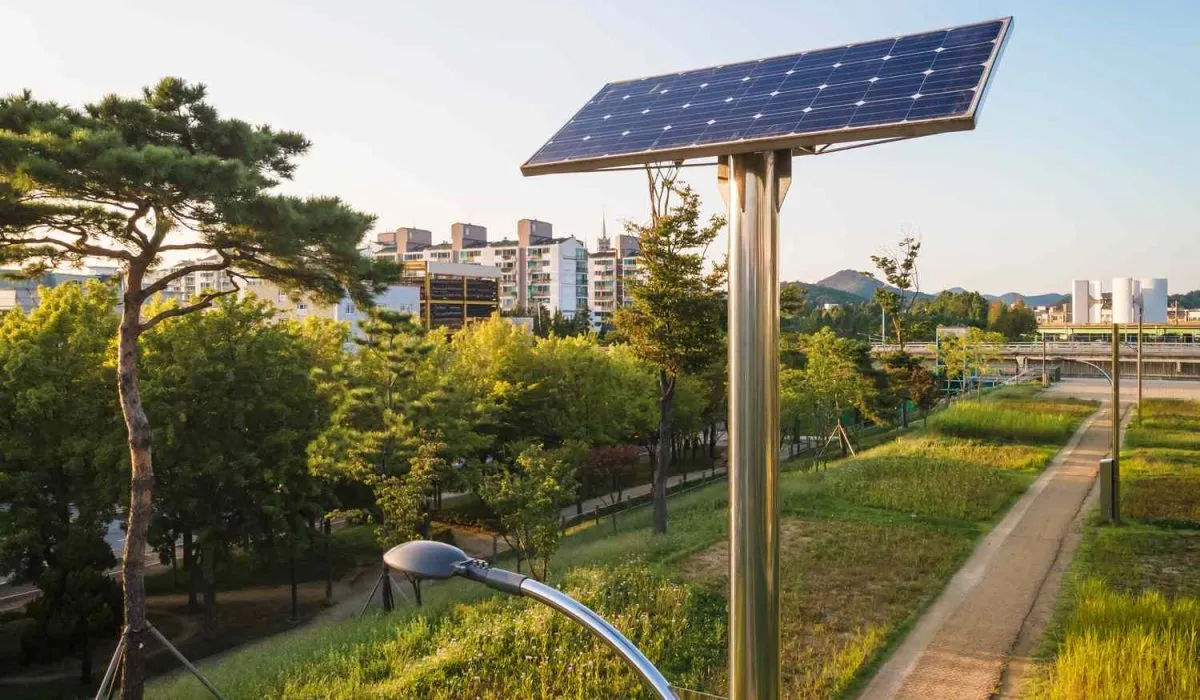 solar-battery-and-lantern-in-park-close-up-side-view--1278723493-62ab2d005551488a9deba315f4e5b91b
