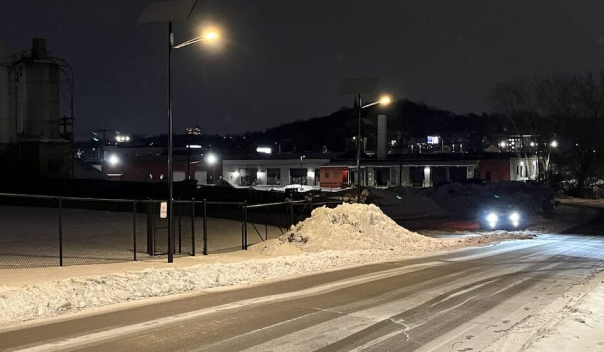 solar-street-light-working-at-night-in-the-snow-936x624